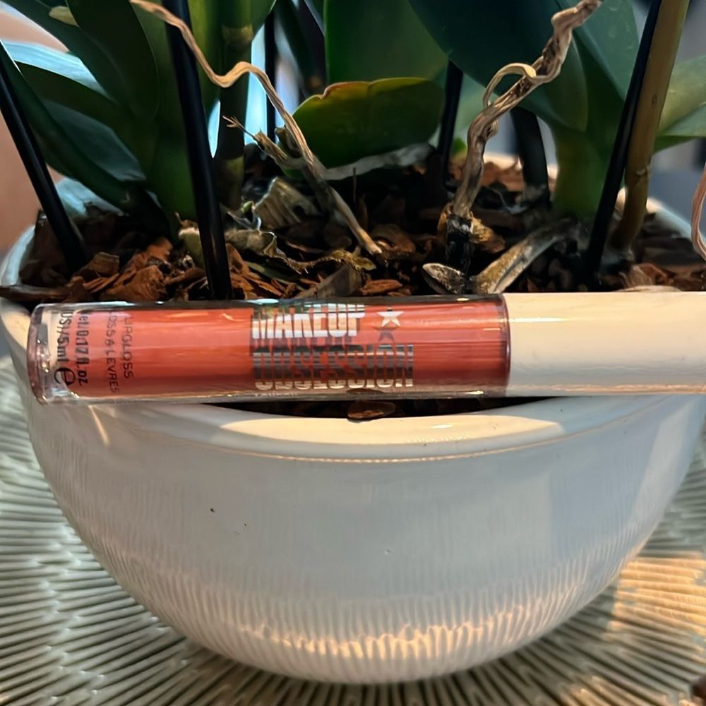 Makeup Obsession London  Lip Gloss 🌺 shade Captivated 🌺 sealed